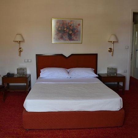 Hotel Theoxenia Missolonghi Bagian luar foto