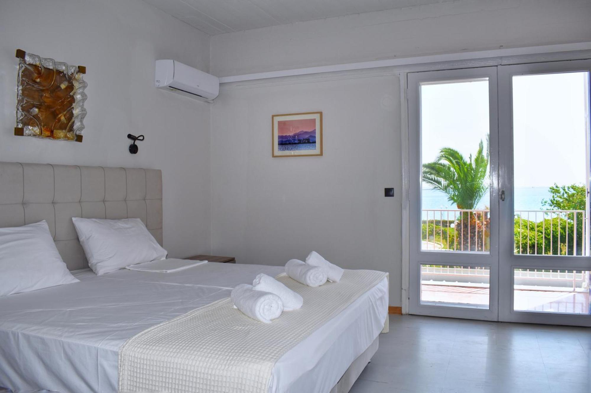 Hotel Theoxenia Missolonghi Bagian luar foto