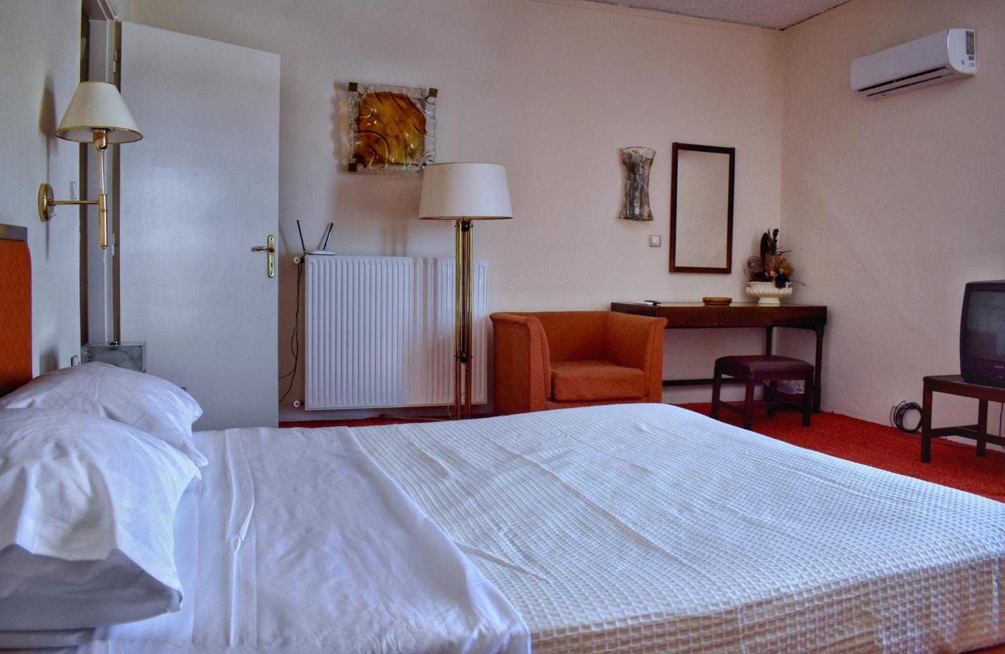 Hotel Theoxenia Missolonghi Bagian luar foto