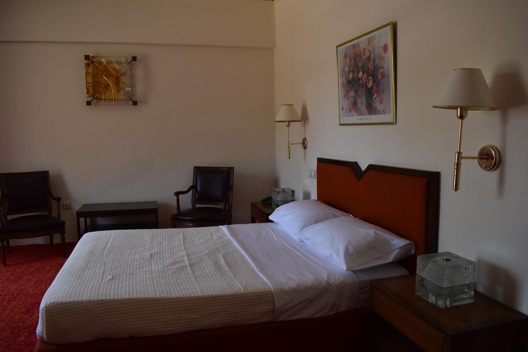 Hotel Theoxenia Missolonghi Bagian luar foto
