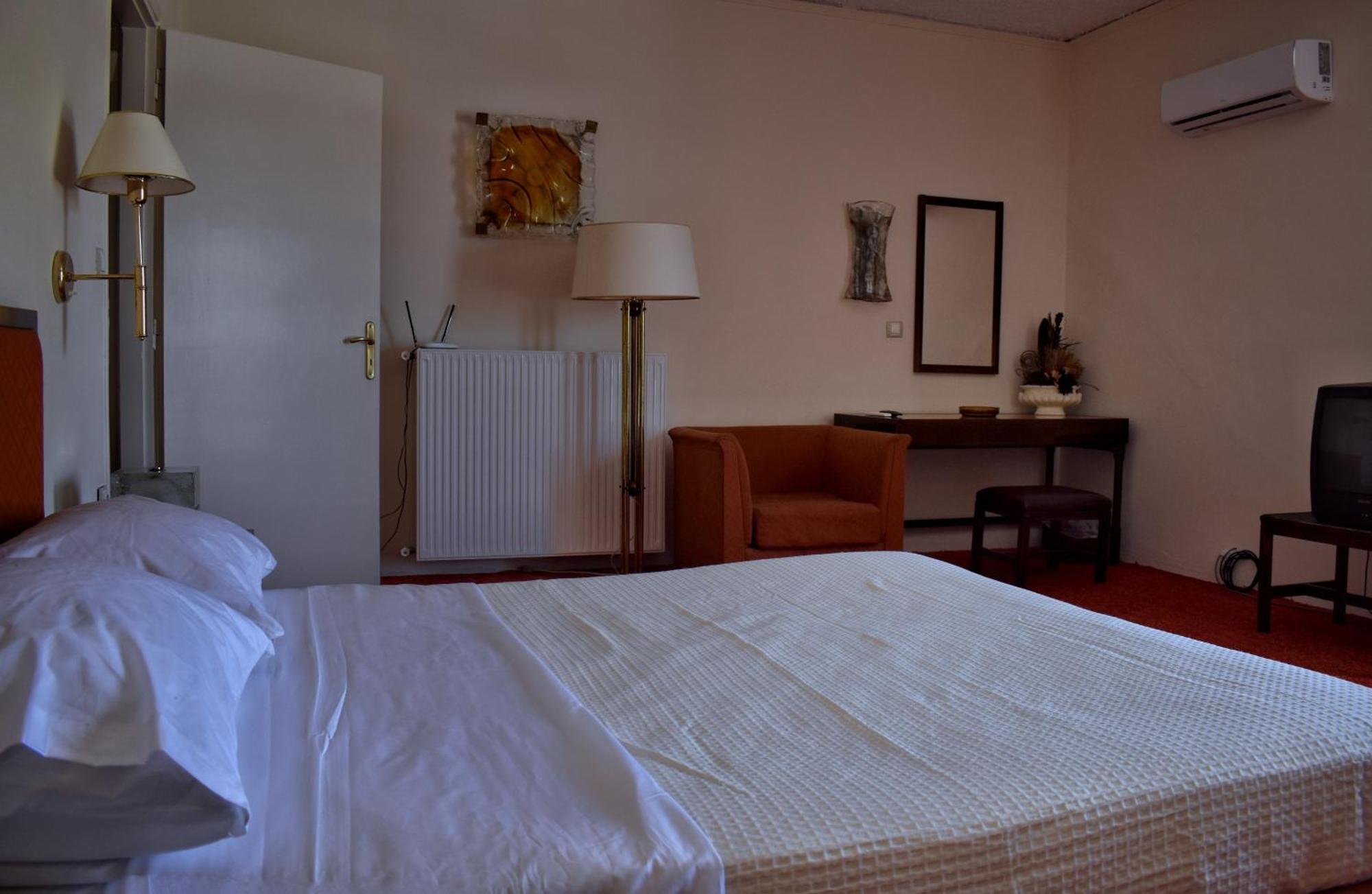 Hotel Theoxenia Missolonghi Bagian luar foto
